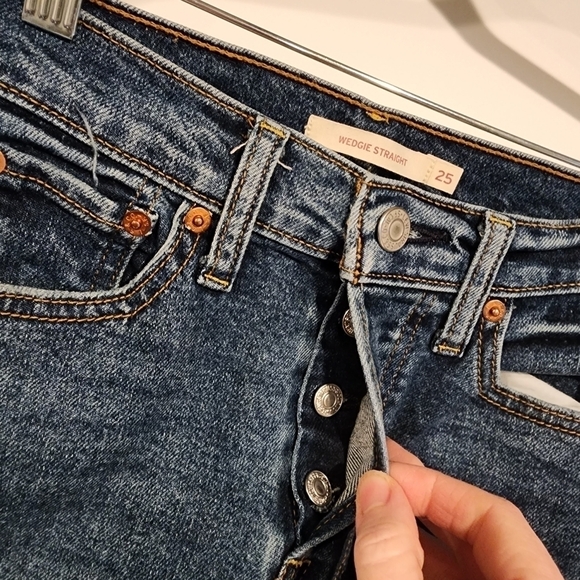 Levi's Wedgie Straight Leg Denim Jeans Distressed Busted Knee Mid Wash Raw Hem - Picture 3 of 12